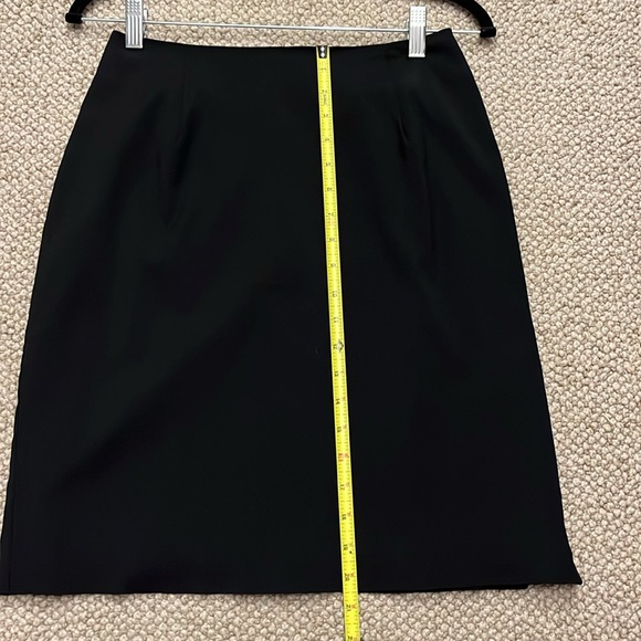 Classic Black Knee-Length Pencil Skirt for the Office - Picture 4 of 11